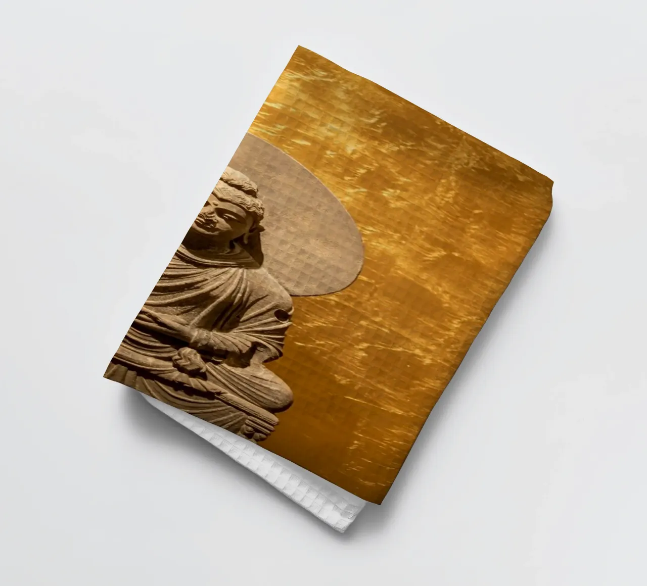 Buddhastatue vor goldener Wand im Meditationssitz tea towel by Bilderwelt - Kunst für die Wand