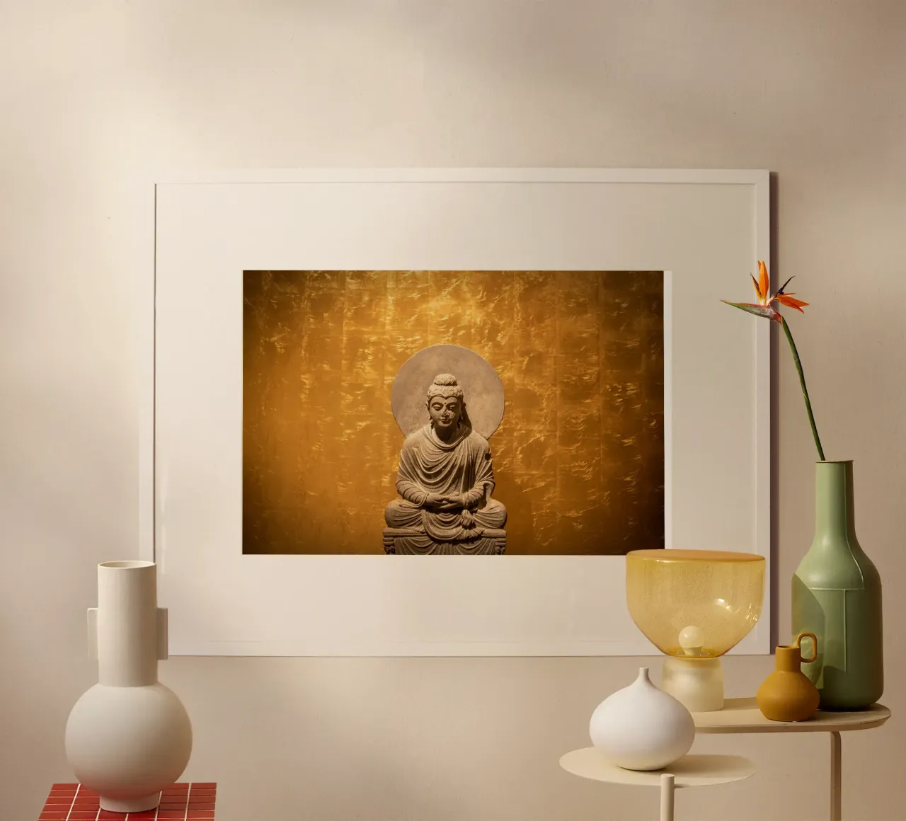 Buddhastatue vor goldener Wand im Meditationssitz poster con telaio in alluminio da Bilderwelt - Kunst für die Wand