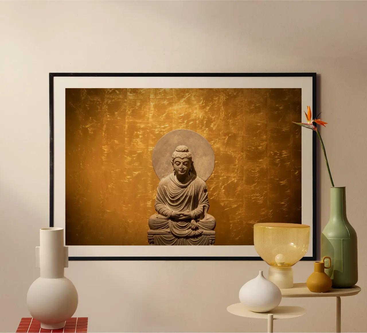 Buddhastatue vor goldener Wand im Meditationssitz poster con telaio in alluminio da Bilderwelt - Kunst für die Wand