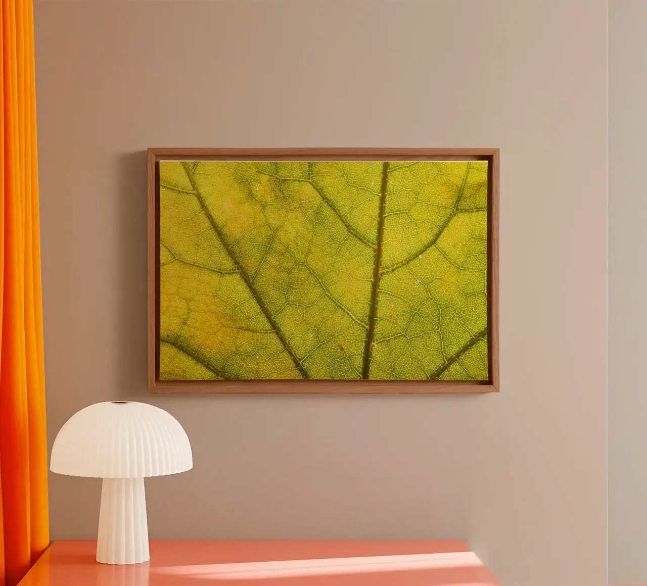 Herbstliches Blatt mit filigranem Adergeflecht tela con Cornice a cassetta da Bilderwelt - Kunst für die Wand