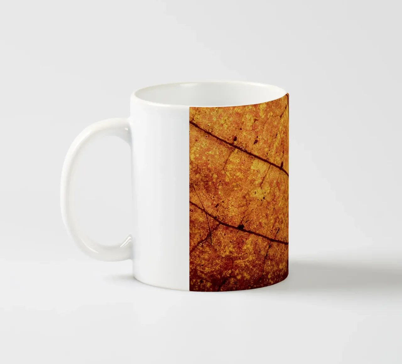 Herbstblatt in Nahaufnahme mit Adermuster tazza in ceramica da Bilderwelt - Kunst für die Wand