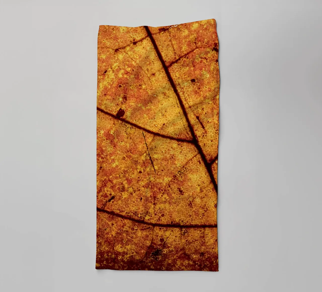 Herbstblatt in Nahaufnahme mit Adermuster asciugamano da bagno da Bilderwelt - Kunst für die Wand