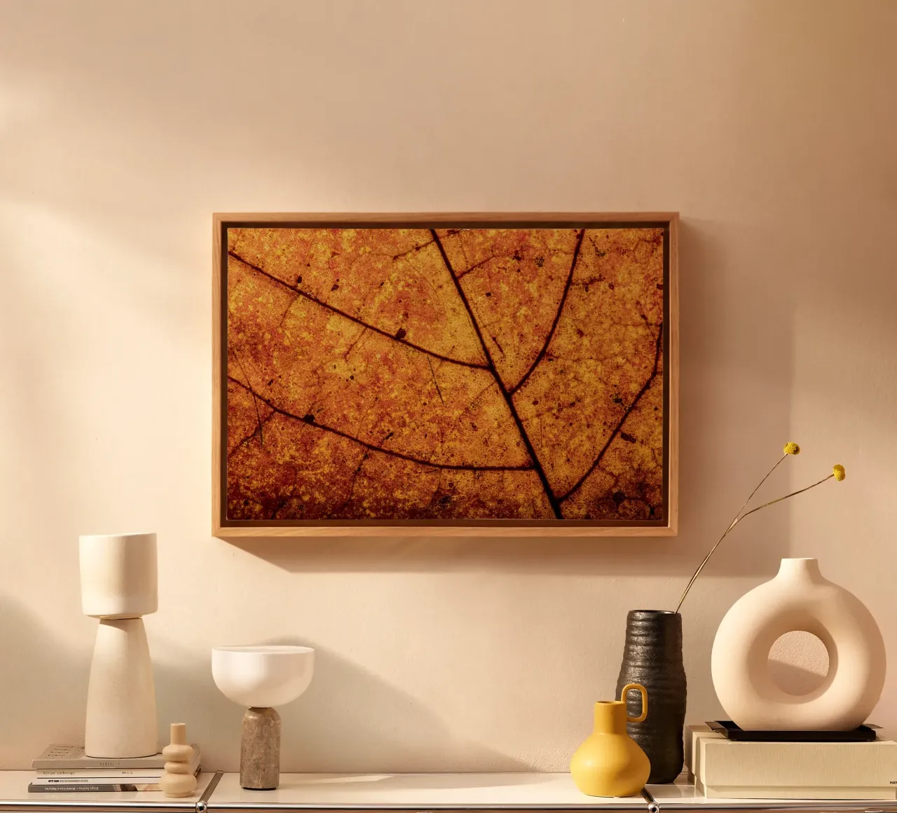 Herbstblatt in Nahaufnahme mit Adermuster canvas met Baklijst van Bilderwelt - Kunst für die Wand
