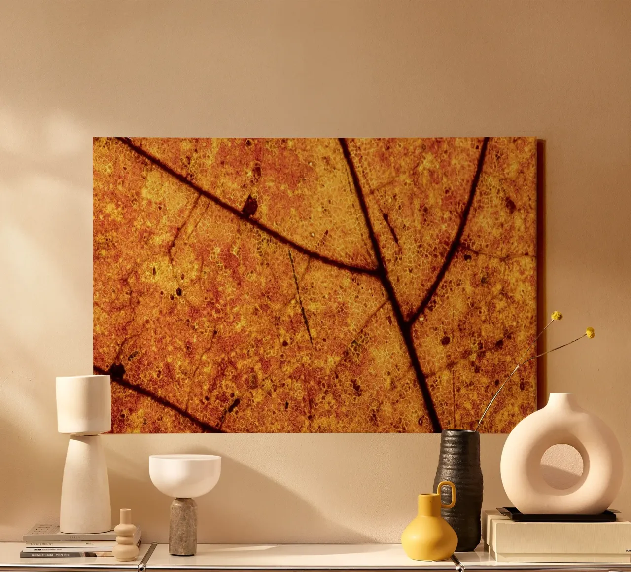 Herbstblatt in Nahaufnahme mit Adermuster canvas met Baklijst van Bilderwelt - Kunst für die Wand