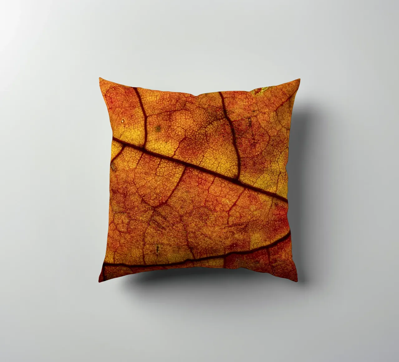 Herbstblatt mit lebendigem Farbverlauf und Aderstruktur cuscino da Bilderwelt - Kunst für die Wand