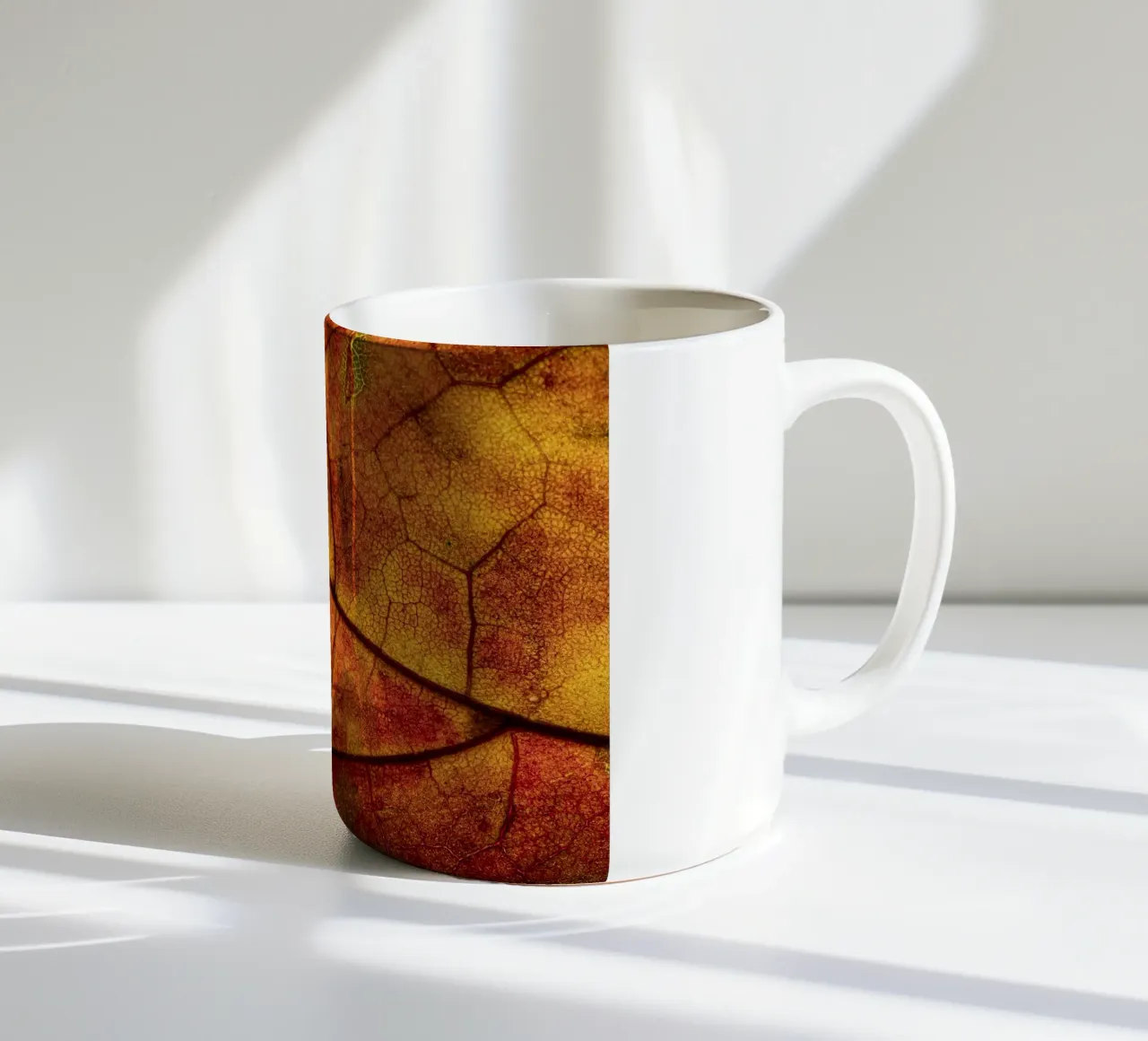 Herbstblatt mit lebendigem Farbverlauf und Aderstruktur tazza in ceramica da Bilderwelt - Kunst für die Wand