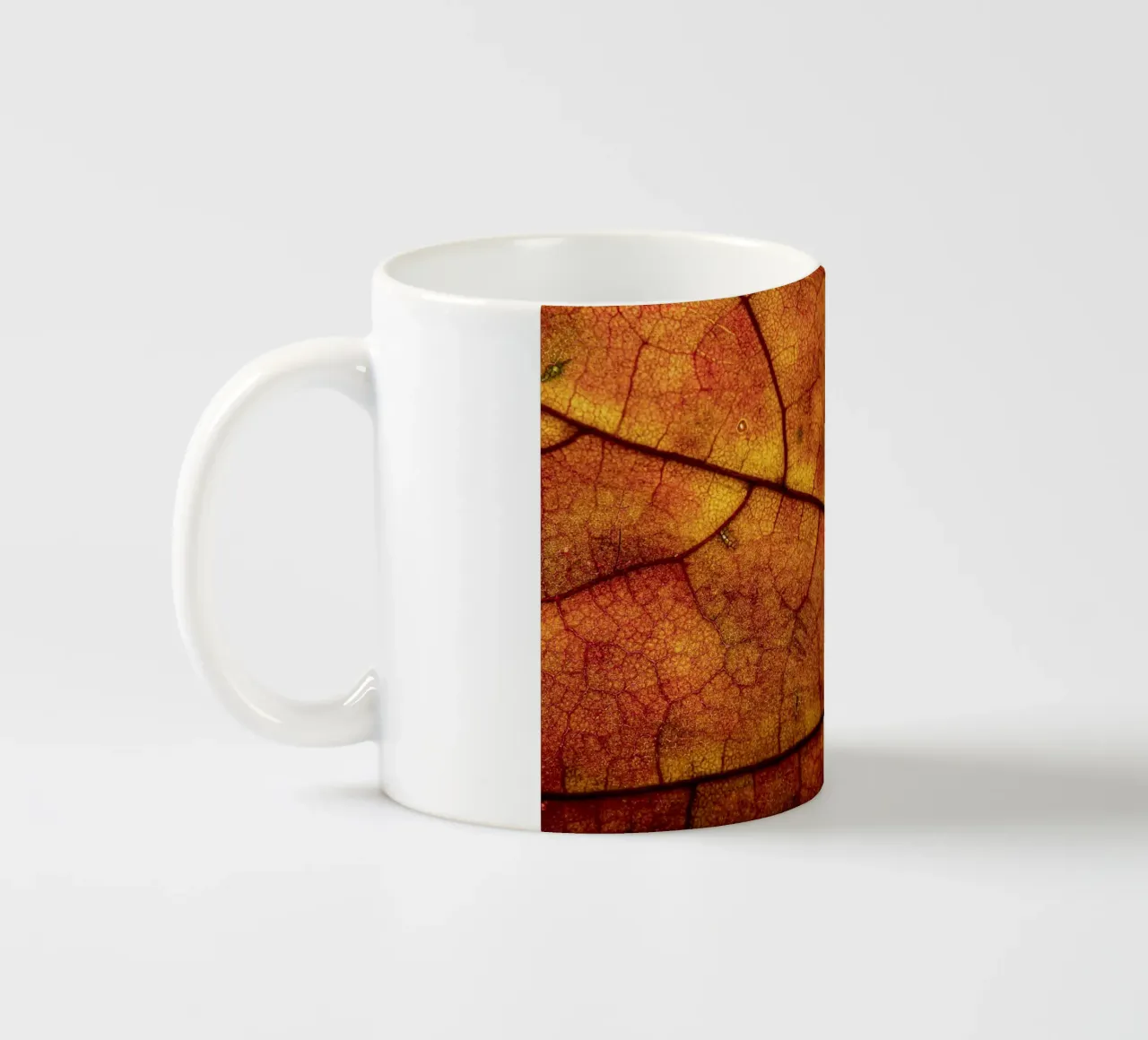 Herbstblatt mit lebendigem Farbverlauf und Aderstruktur tazza in ceramica da Bilderwelt - Kunst für die Wand