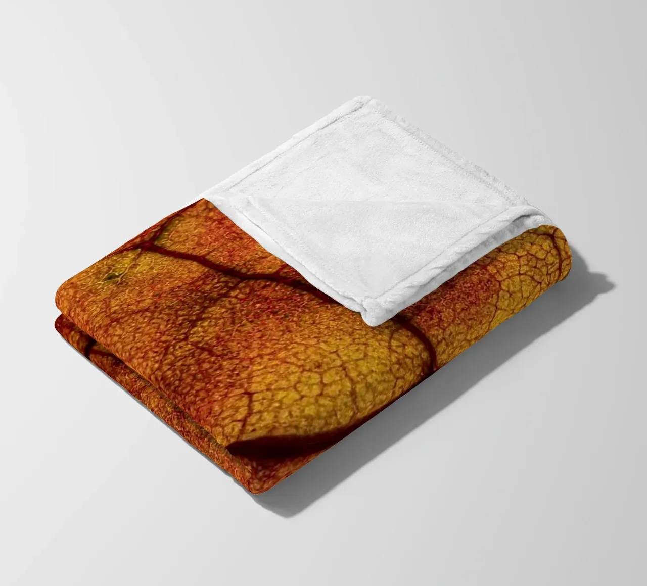 Herbstblatt mit lebendigem Farbverlauf und Aderstruktur coperta in pile da Bilderwelt - Kunst für die Wand