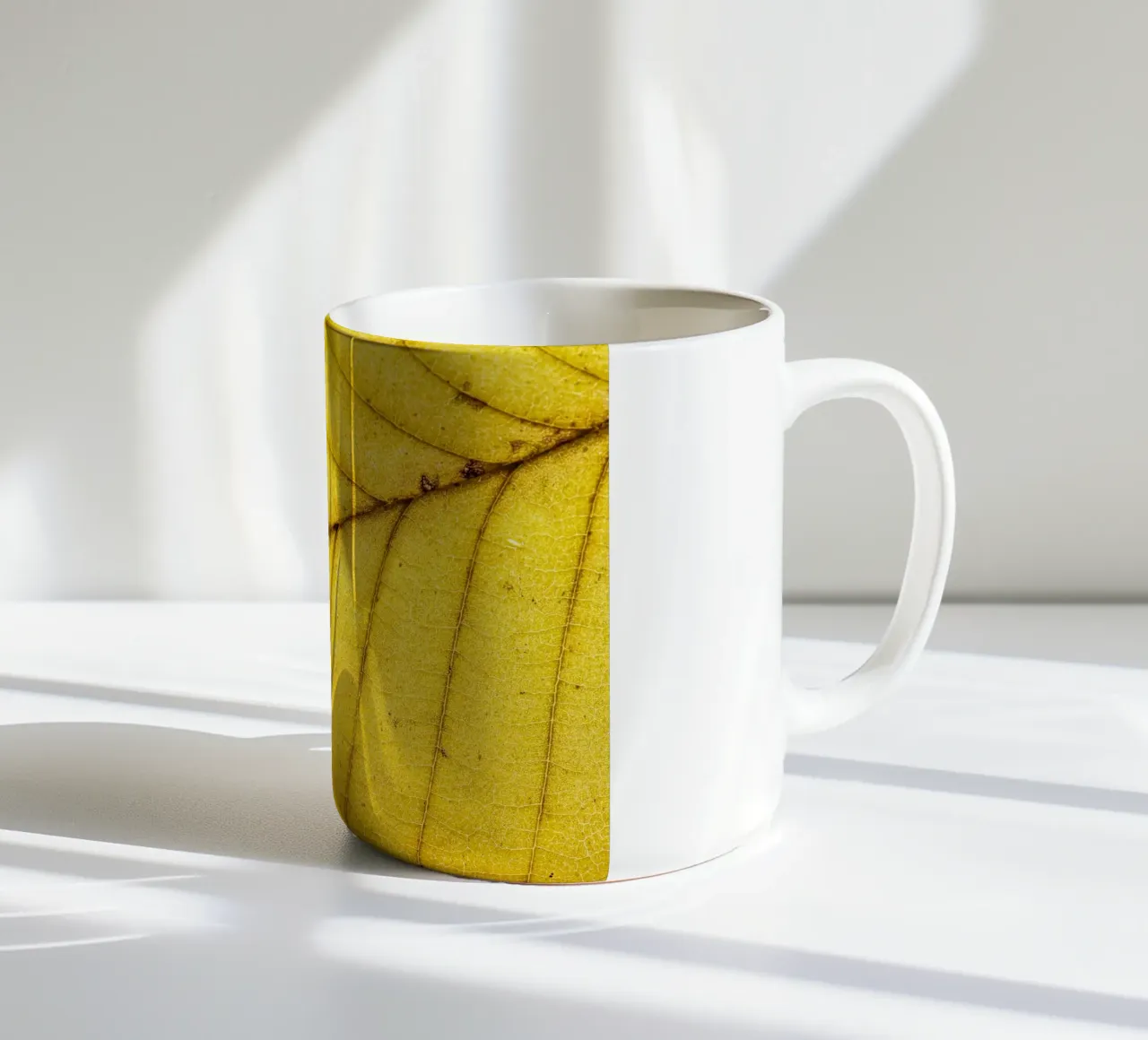 Gelbes Blatt mit feinem Adergeflecht tazza in ceramica da Bilderwelt - Kunst für die Wand
