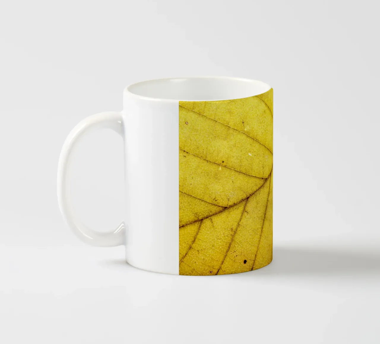 Gelbes Blatt mit feinem Adergeflecht tazza in ceramica da Bilderwelt - Kunst für die Wand