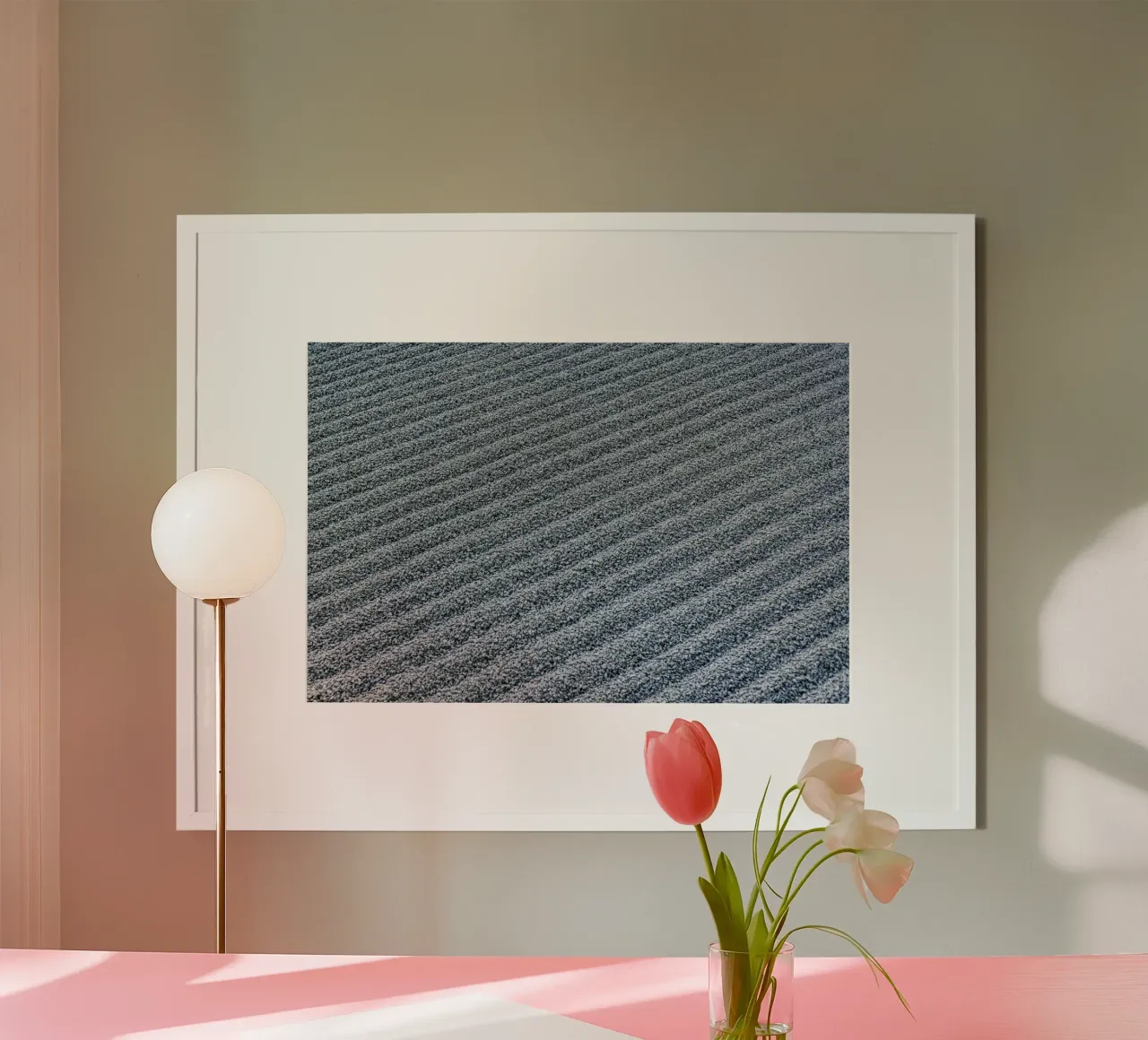Il disegno dei ciottoli nel giardino zen: linee di tranquillità poster con telaio in plastica da Bilderwelt - Kunst für die Wand