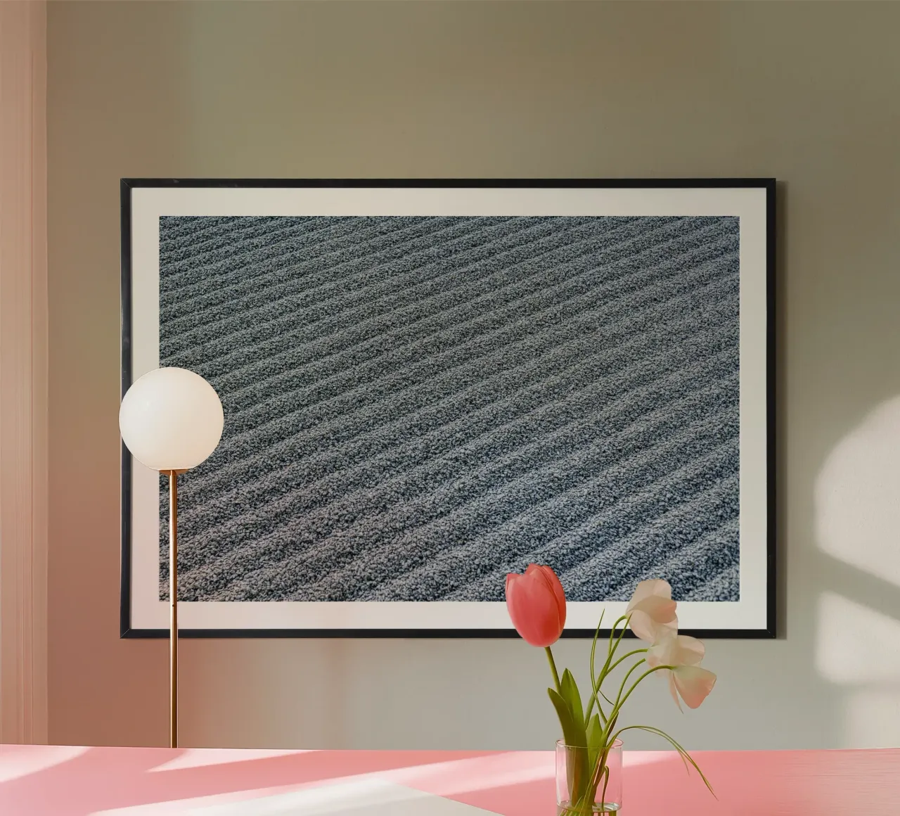 Il disegno dei ciottoli nel giardino zen: linee di tranquillità poster con telaio in plastica da Bilderwelt - Kunst für die Wand