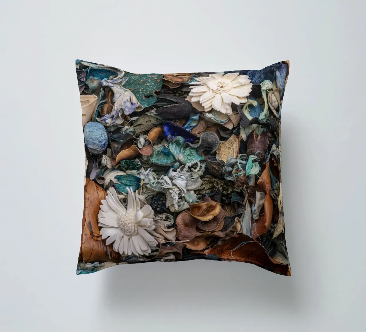 Composizione di fiori secchi con accenti bianchi cuscino da Bilderwelt - Kunst für die Wand