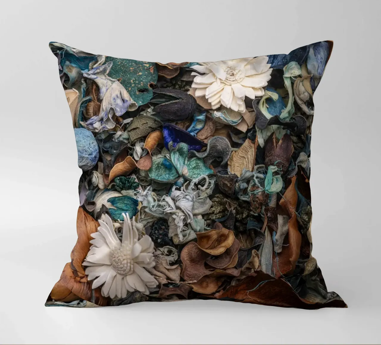 Composizione di fiori secchi con accenti bianchi cuscino da Bilderwelt - Kunst für die Wand