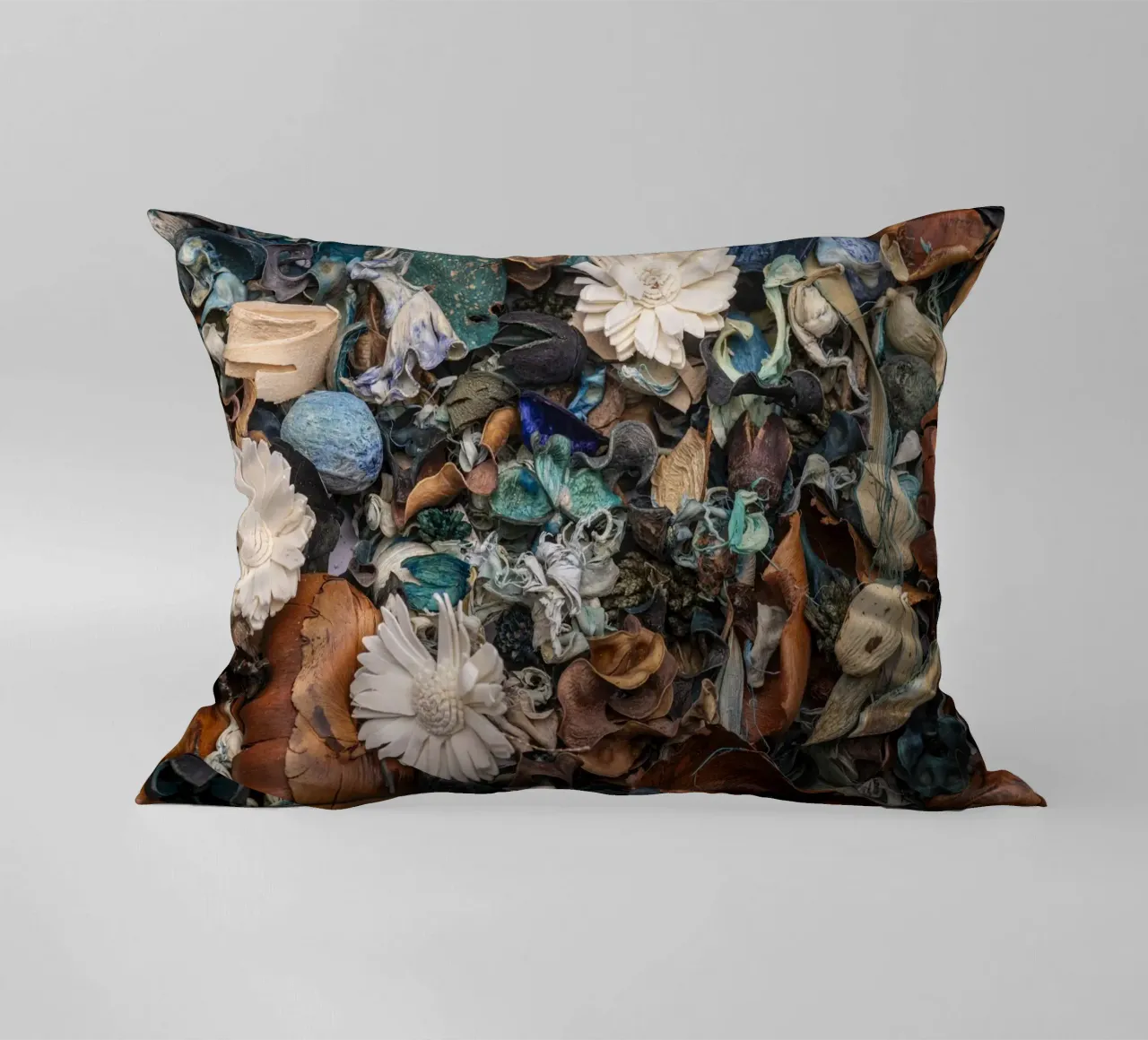 Composizione di fiori secchi con accenti bianchi cuscino da Bilderwelt - Kunst für die Wand