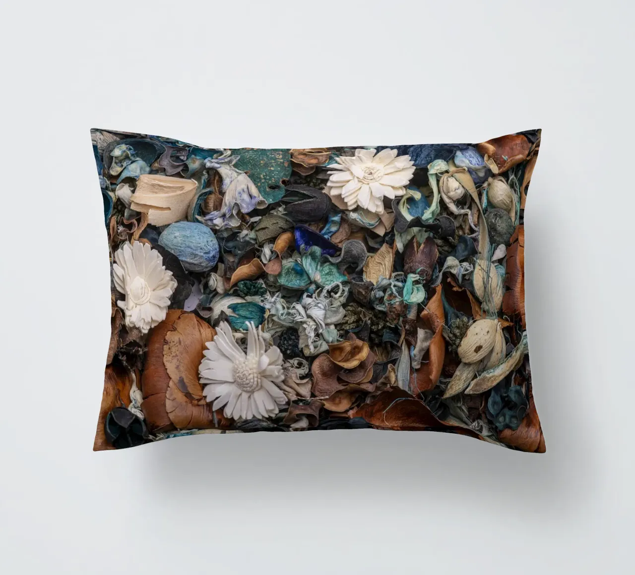 Composizione di fiori secchi con accenti bianchi cuscino da Bilderwelt - Kunst für die Wand