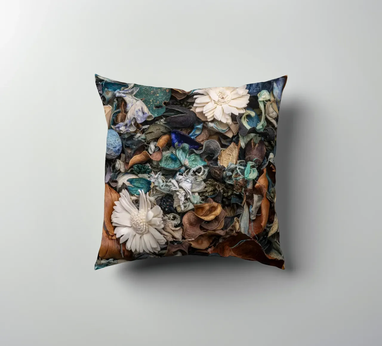 Composizione di fiori secchi con accenti bianchi cuscino da Bilderwelt - Kunst für die Wand