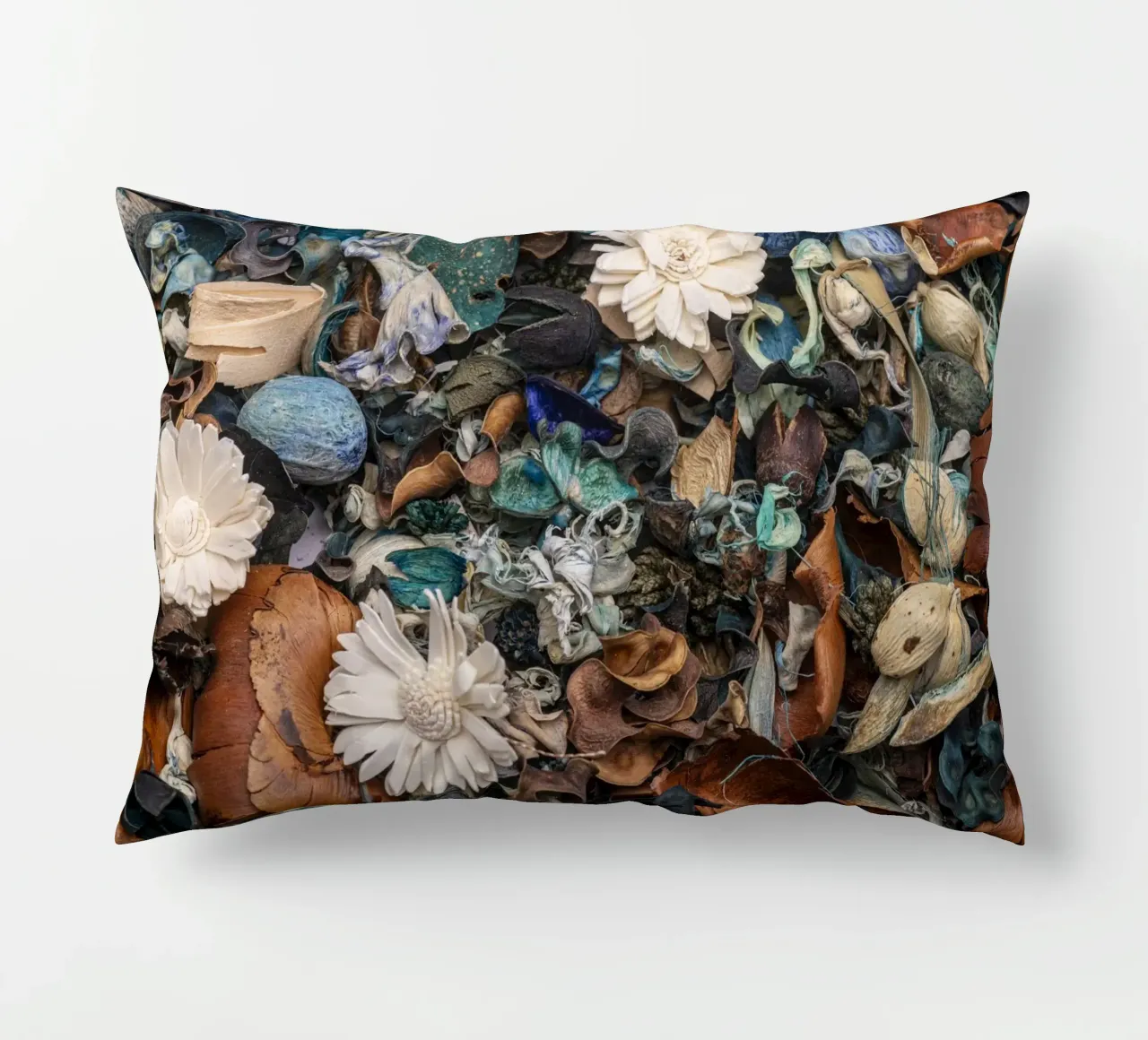 Composizione di fiori secchi con accenti bianchi cuscino da Bilderwelt - Kunst für die Wand