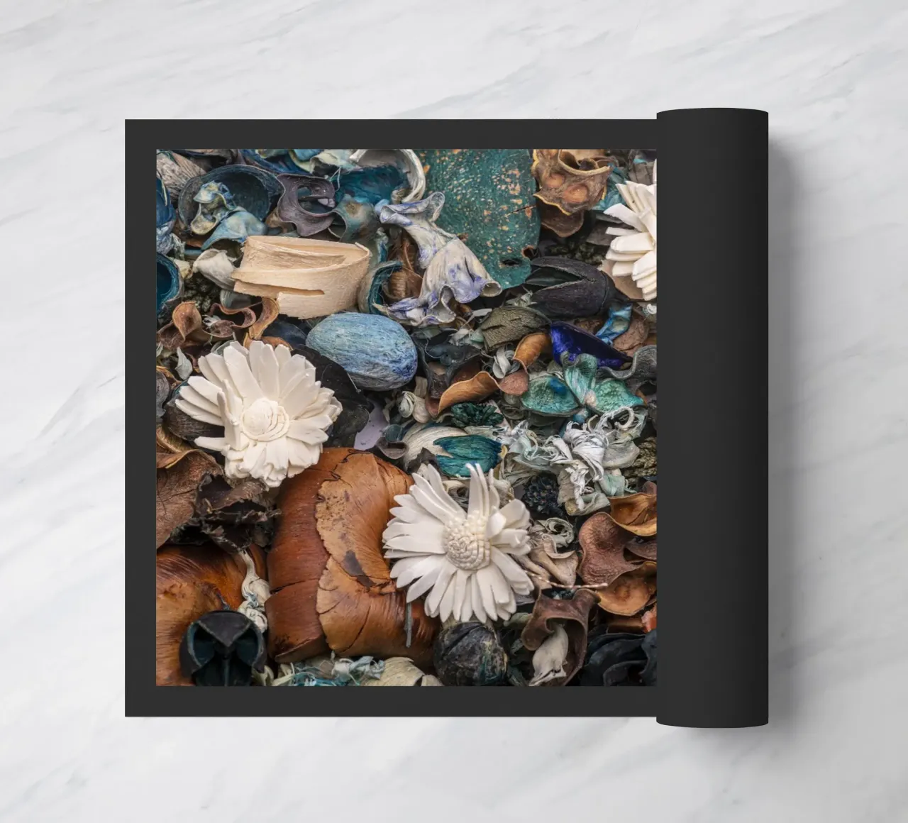 Composizione di fiori secchi con accenti bianchi zerbino da Bilderwelt - Kunst für die Wand