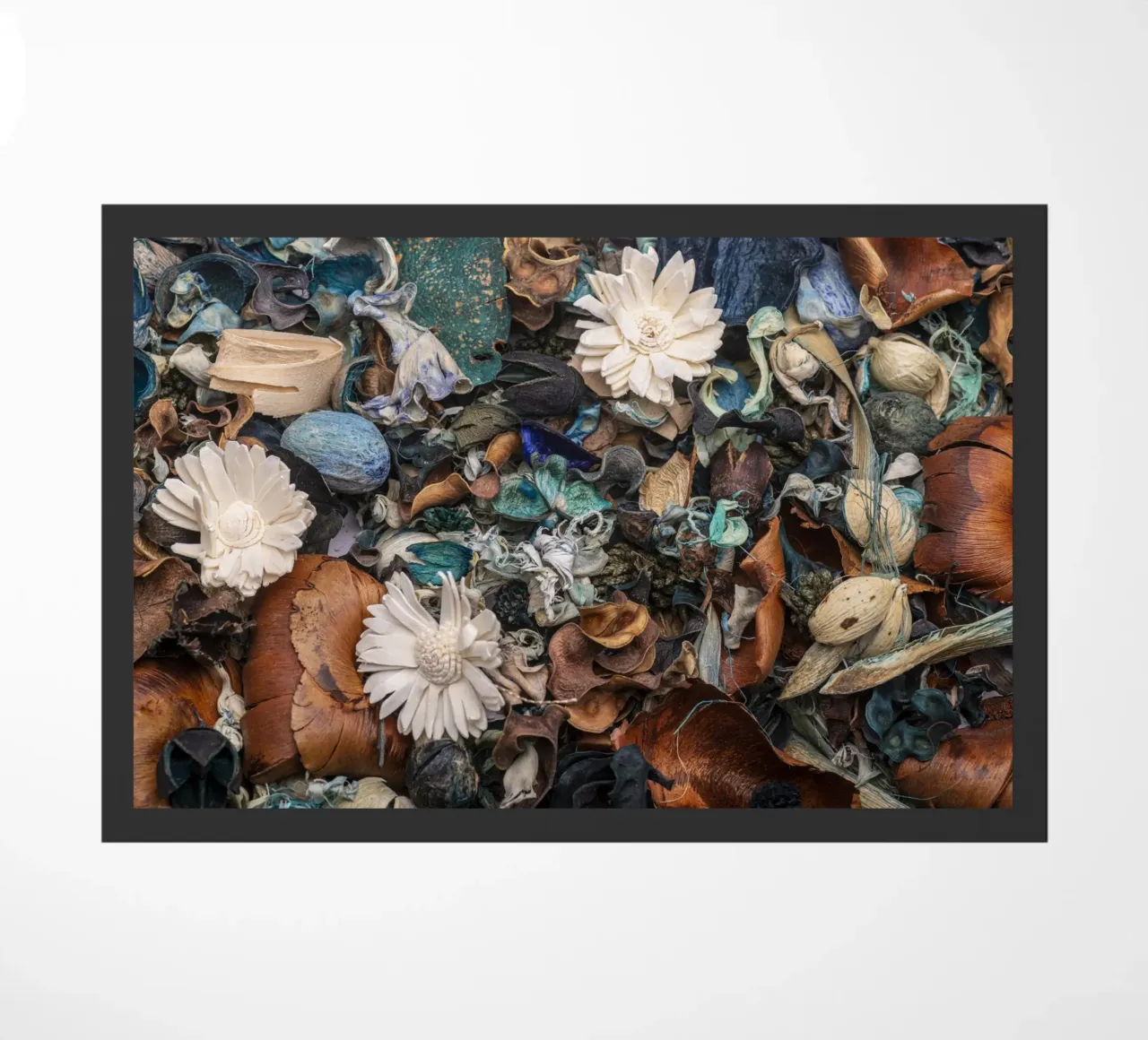 Composizione di fiori secchi con accenti bianchi zerbino da Bilderwelt - Kunst für die Wand