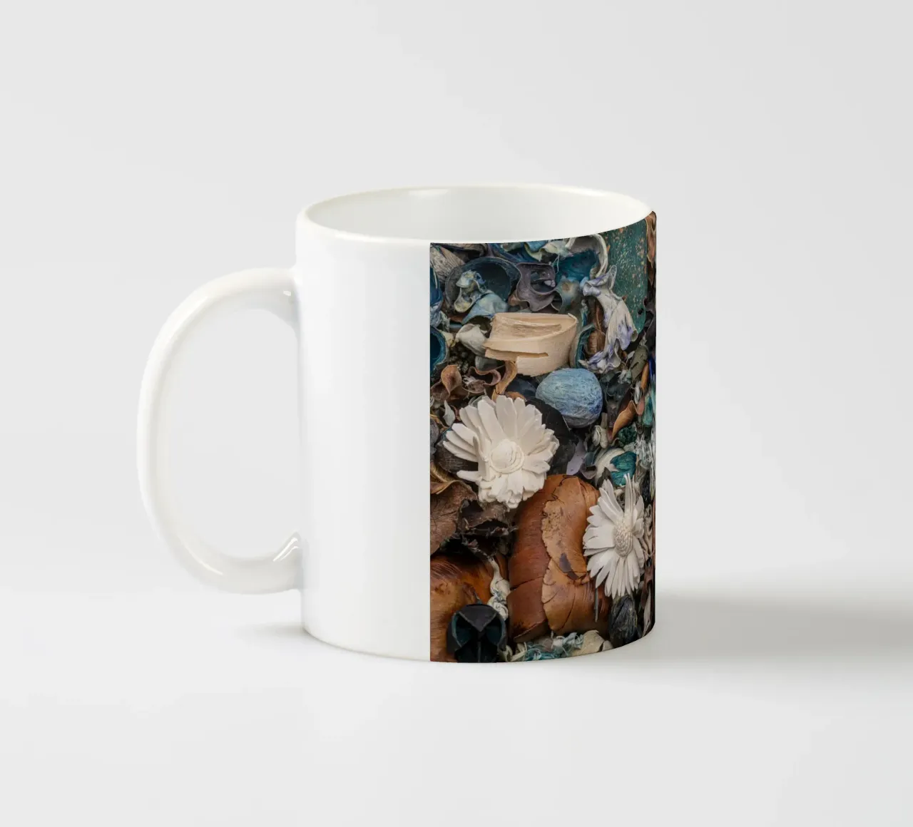 Composizione di fiori secchi con accenti bianchi tazza in ceramica da Bilderwelt - Kunst für die Wand