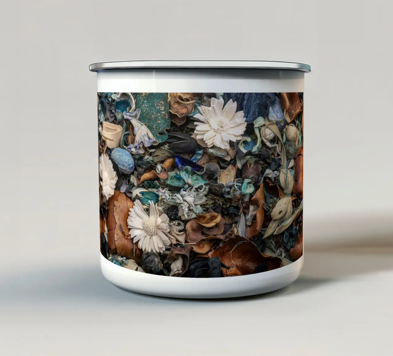 Composizione di fiori secchi con accenti bianchi tazza in smalto da Bilderwelt - Kunst für die Wand