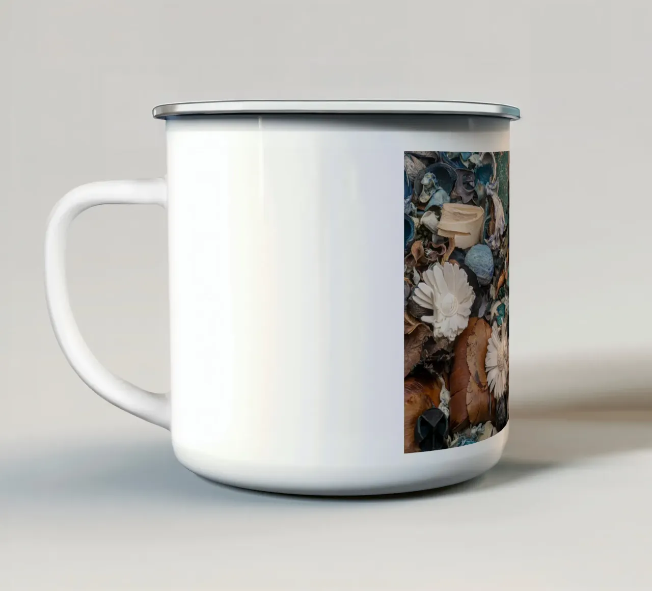 Composizione di fiori secchi con accenti bianchi tazza in smalto da Bilderwelt - Kunst für die Wand