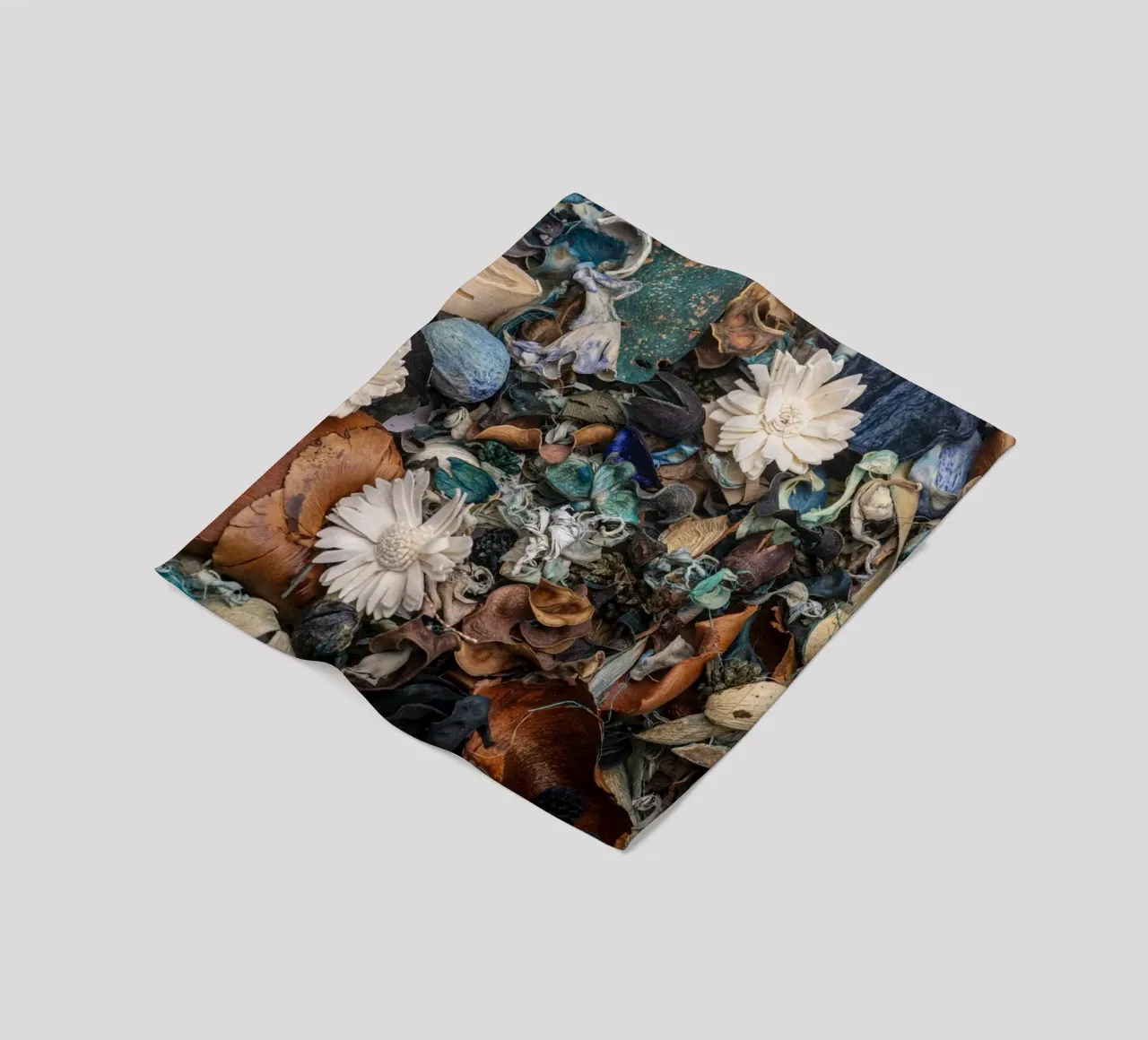 Composizione di fiori secchi con accenti bianchi coperta in pile da Bilderwelt - Kunst für die Wand
