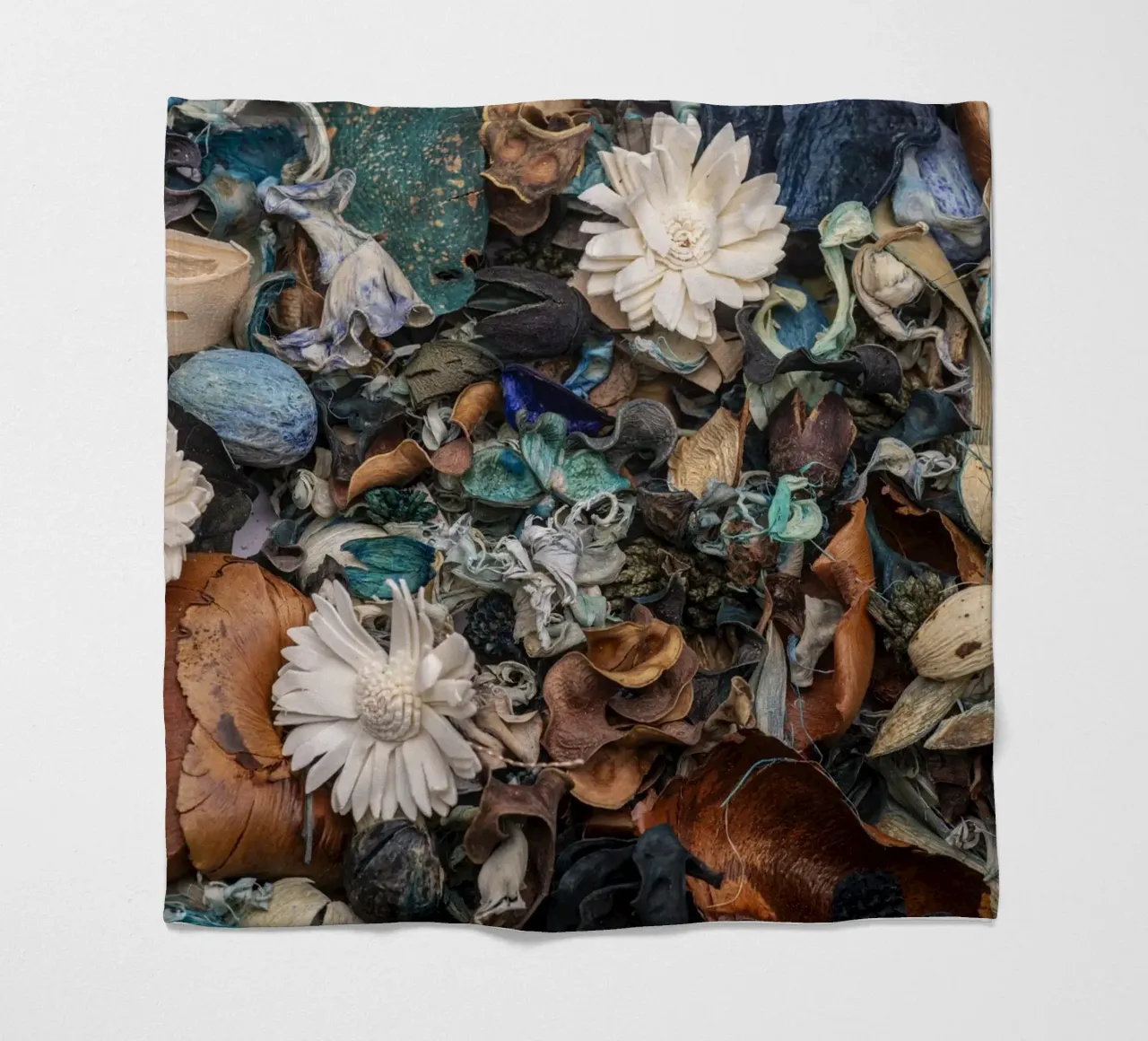 Composizione di fiori secchi con accenti bianchi coperta in pile da Bilderwelt - Kunst für die Wand