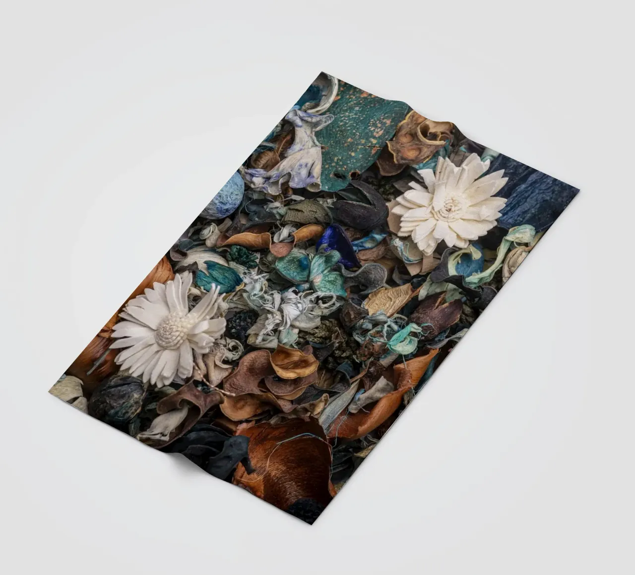 Composizione di fiori secchi con accenti bianchi coperta in pile da Bilderwelt - Kunst für die Wand