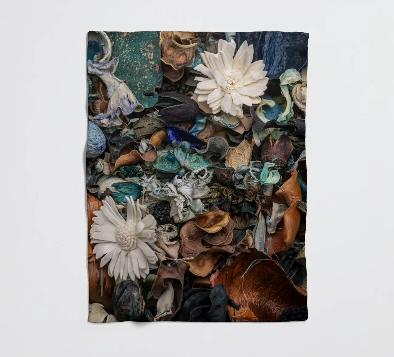 Composizione di fiori secchi con accenti bianchi coperta in pile da Bilderwelt - Kunst für die Wand