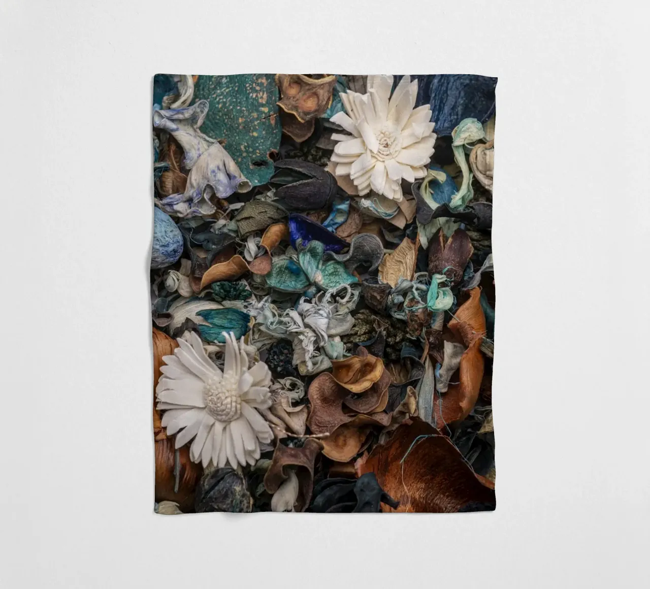 Composizione di fiori secchi con accenti bianchi coperta in pile da Bilderwelt - Kunst für die Wand