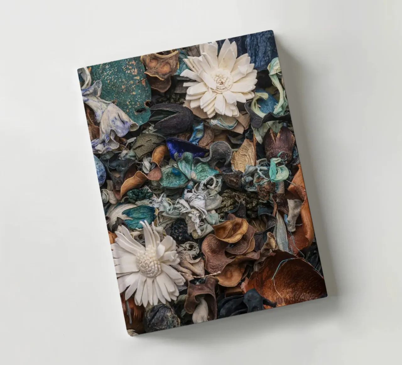 Composizione di fiori secchi con accenti bianchi diario da Bilderwelt - Kunst für die Wand