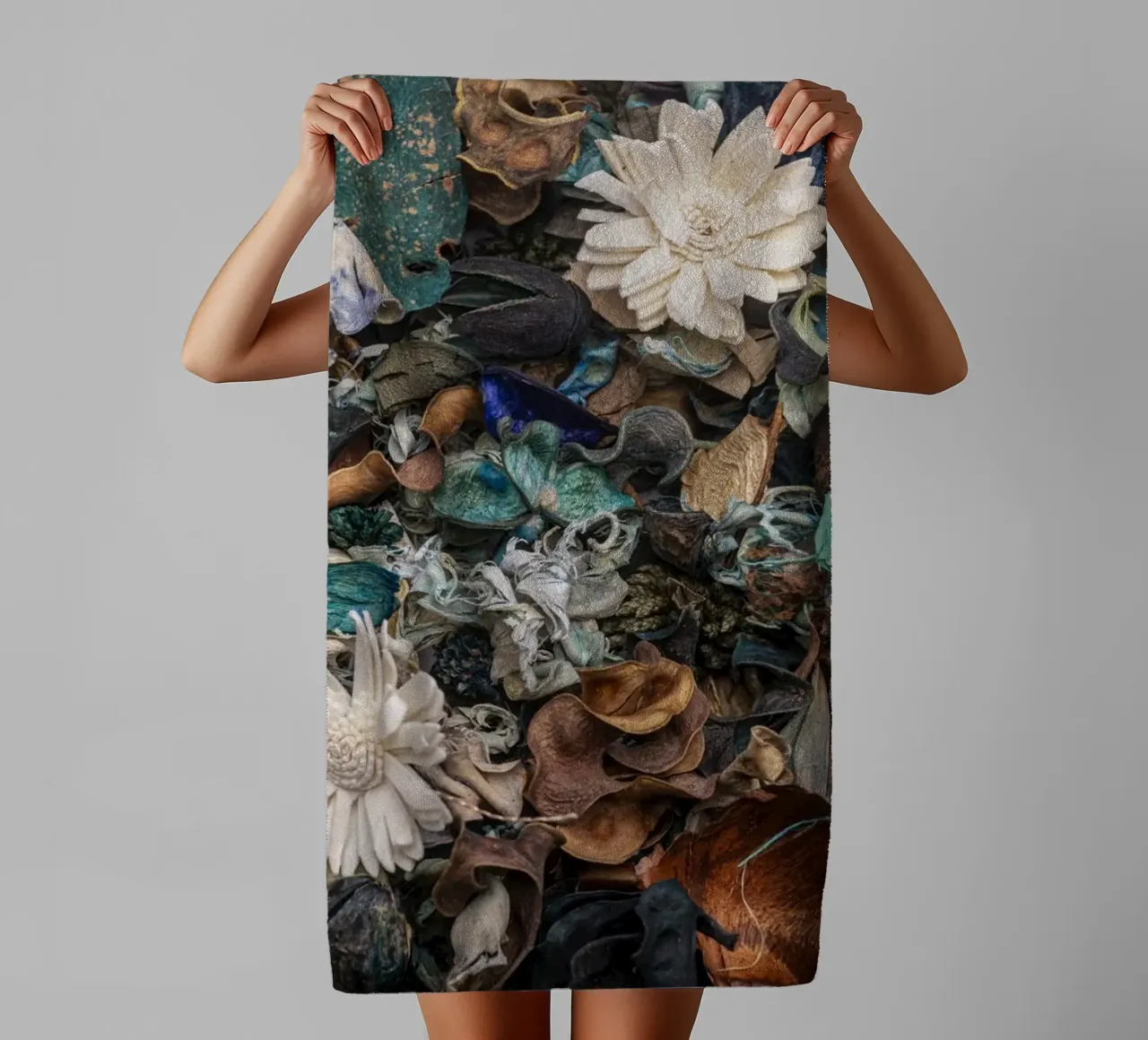 Composizione di fiori secchi con accenti bianchi asciugamano da bagno da Bilderwelt - Kunst für die Wand