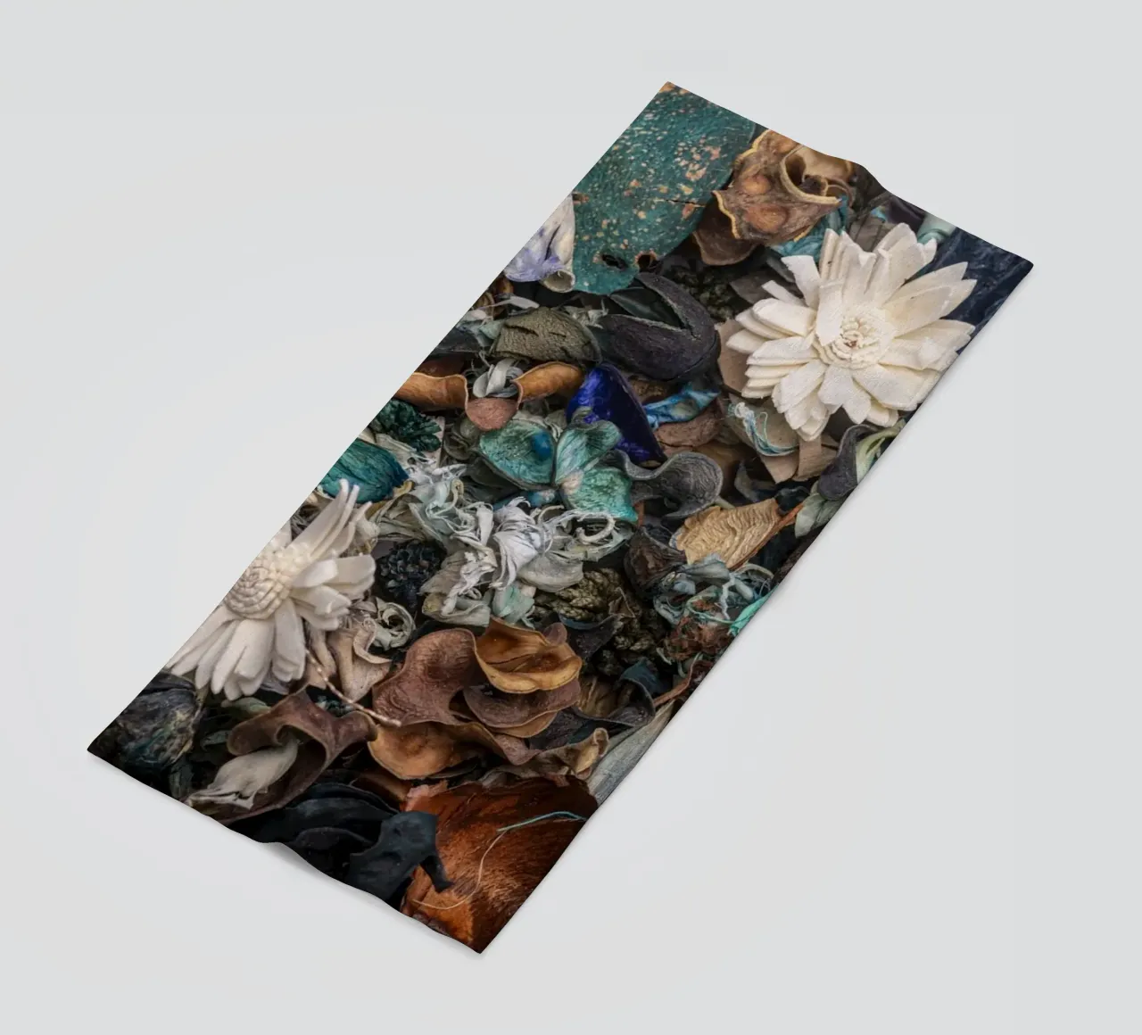 Composizione di fiori secchi con accenti bianchi telo mare da Bilderwelt - Kunst für die Wand