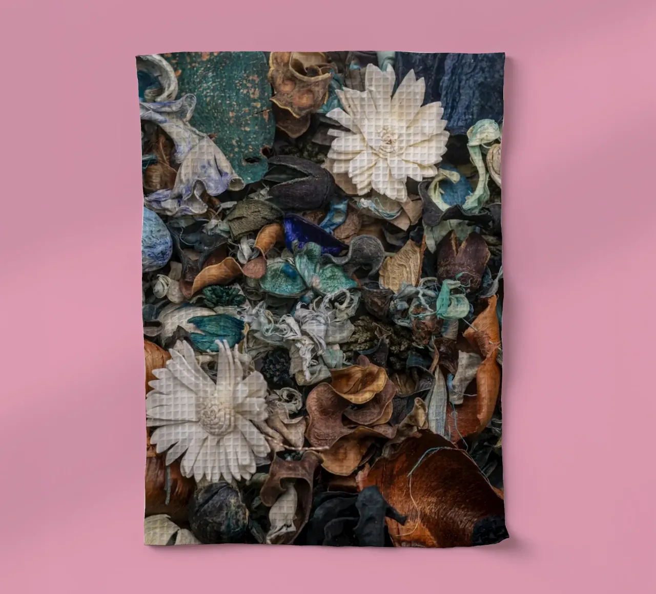 Composizione di fiori secchi con accenti bianchi canovaccio da cucina da Bilderwelt - Kunst für die Wand