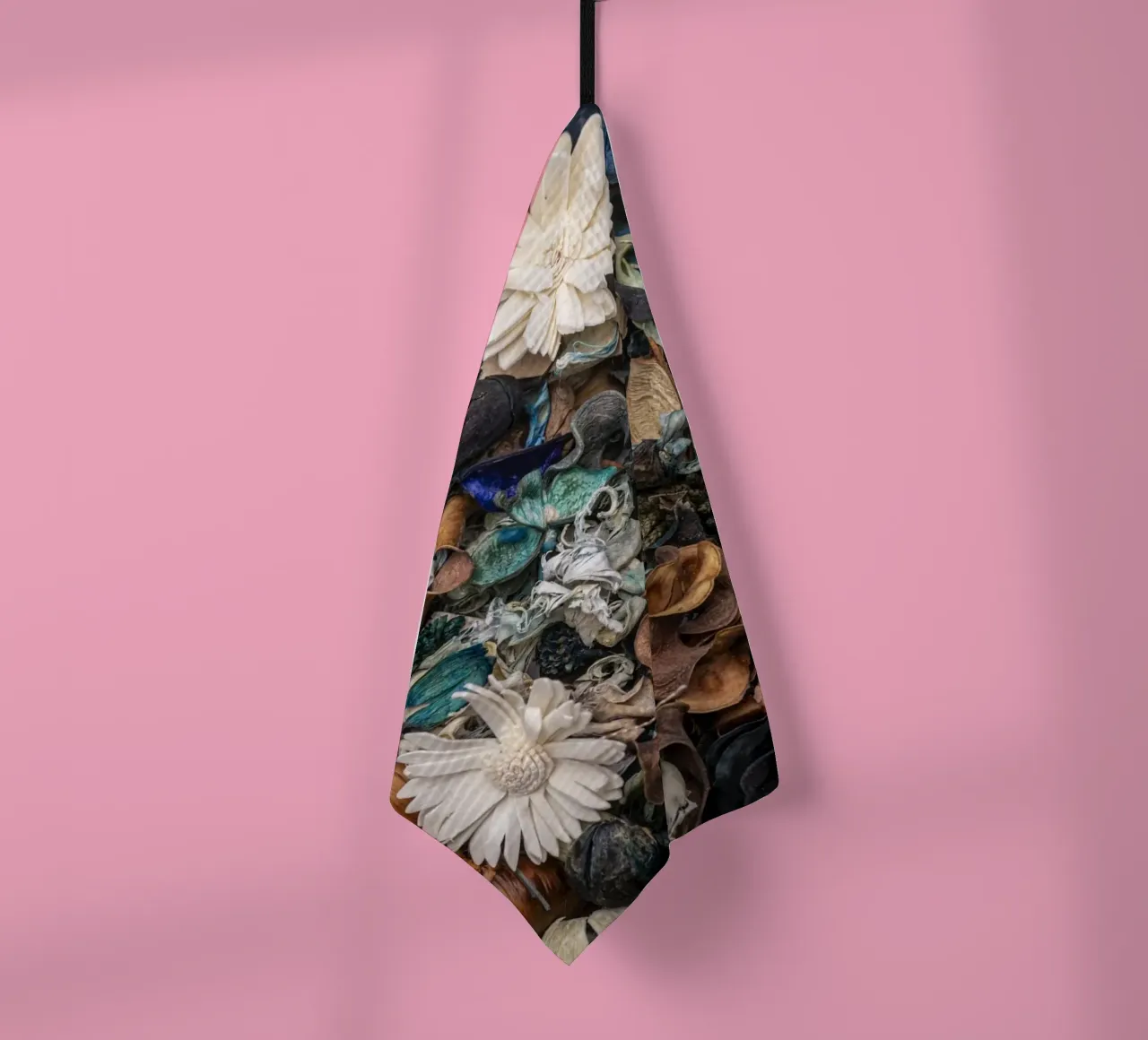 Composizione di fiori secchi con accenti bianchi canovaccio da cucina da Bilderwelt - Kunst für die Wand