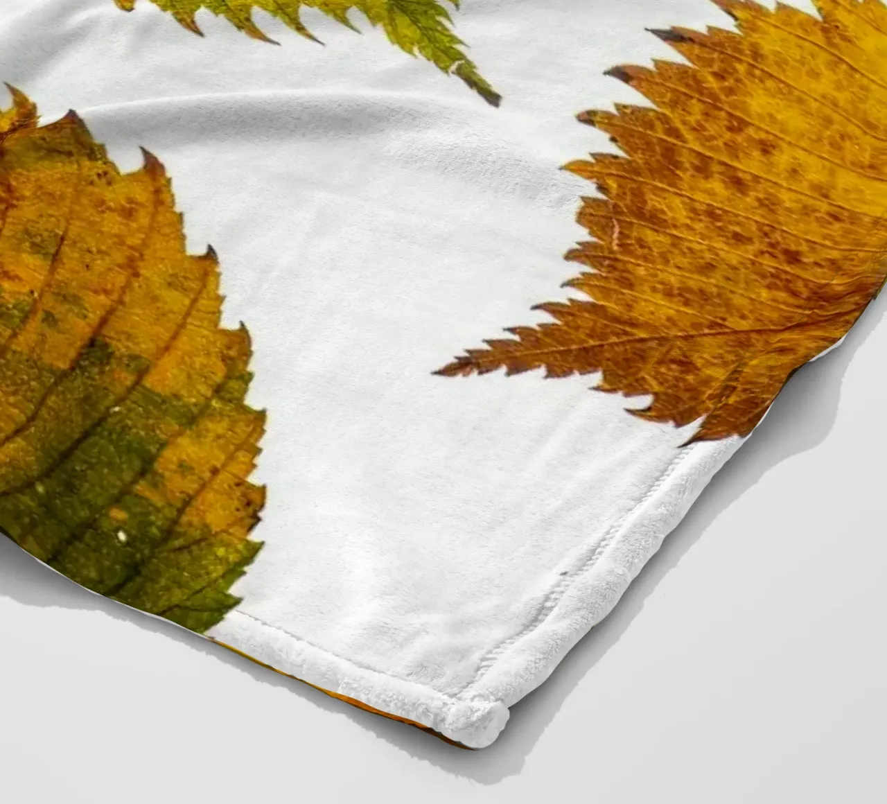 Foglie d'autunno in variazione sul bianco coperta in pile da Bilderwelt - Kunst für die Wand