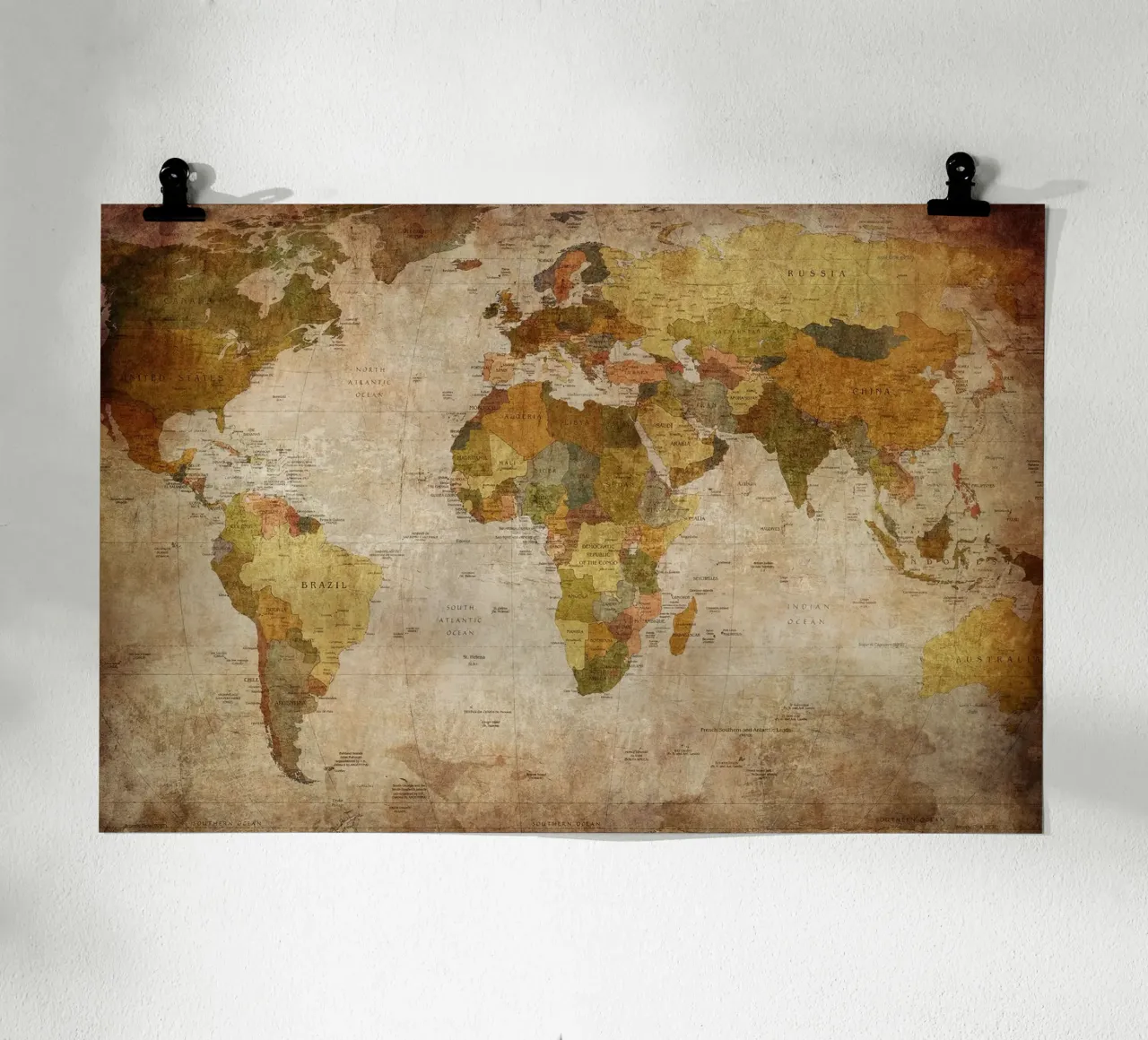 Poster mappa del mondo d'epoca poster con telaio in alluminio da Lyndamaps