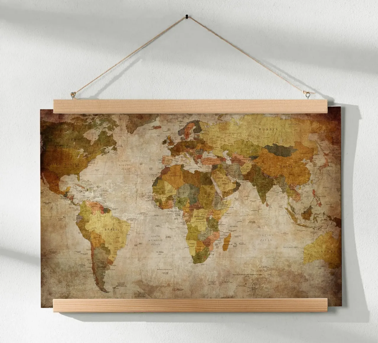 Poster mappa del mondo d'epoca poster con telaio in alluminio da Lyndamaps