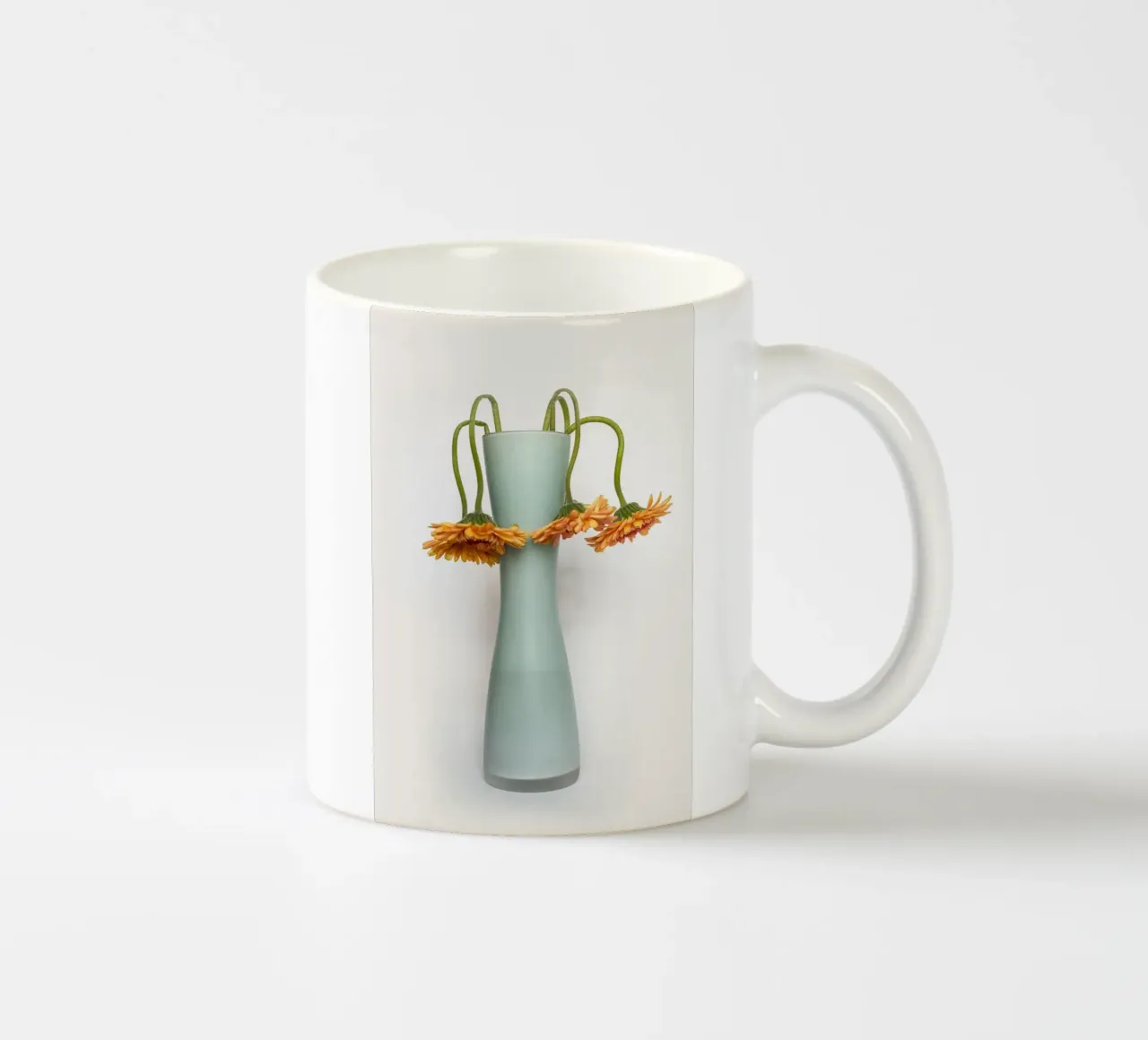 Gerbera appassita in un vaso su sfondo bianco tazza in ceramica da Bilderwelt - Kunst für die Wand
