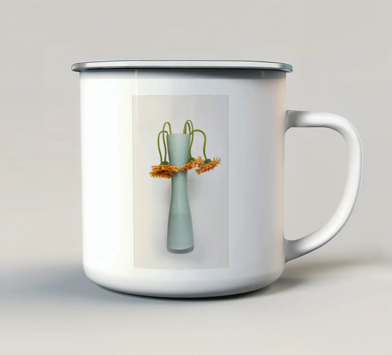 Gerbera appassita in un vaso su sfondo bianco tazza in smalto da Bilderwelt - Kunst für die Wand