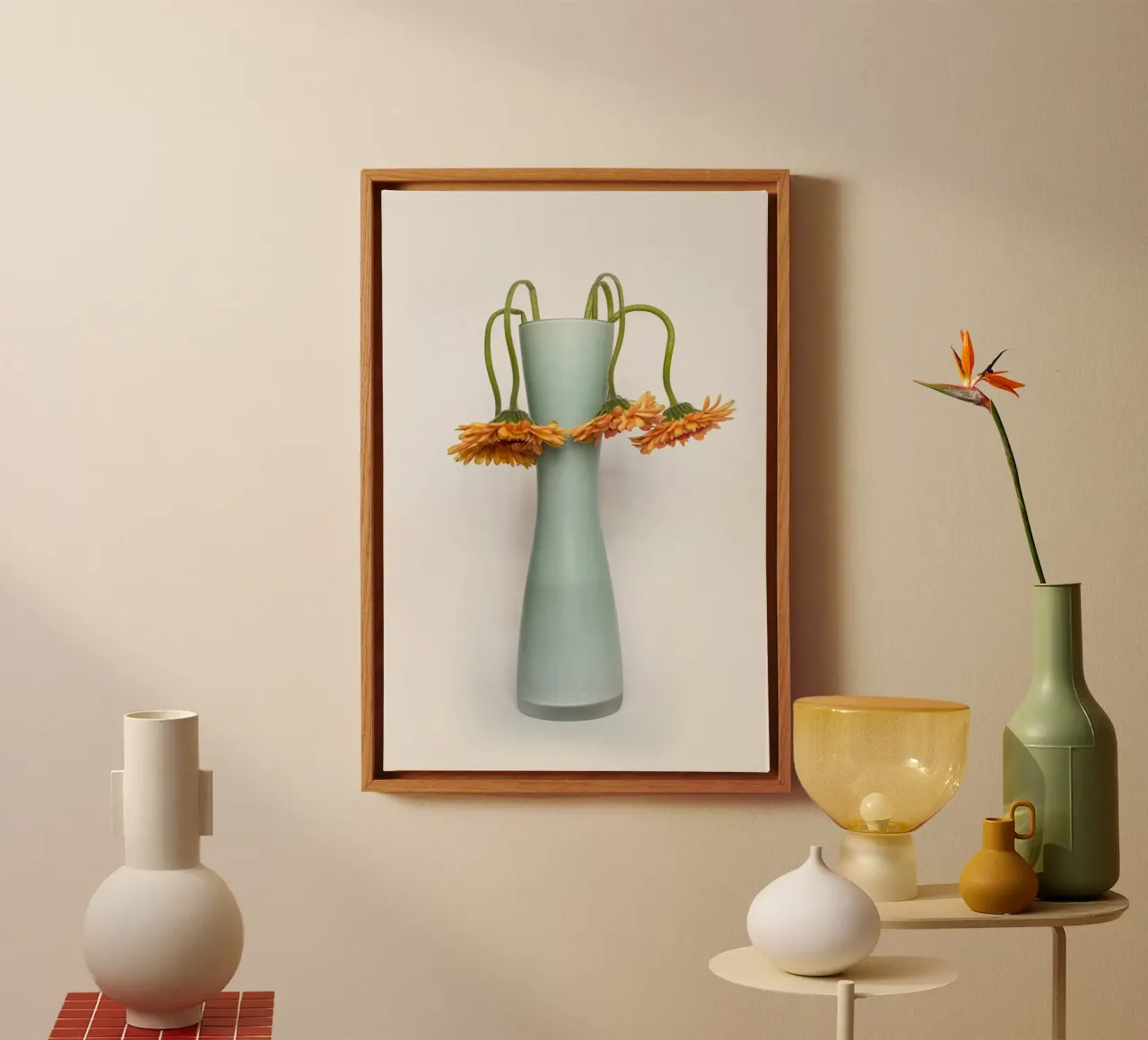 Verwelkte gerbera in een vaas tegen een witte achtergrond canvas met Baklijst van Bilderwelt - Kunst für die Wand