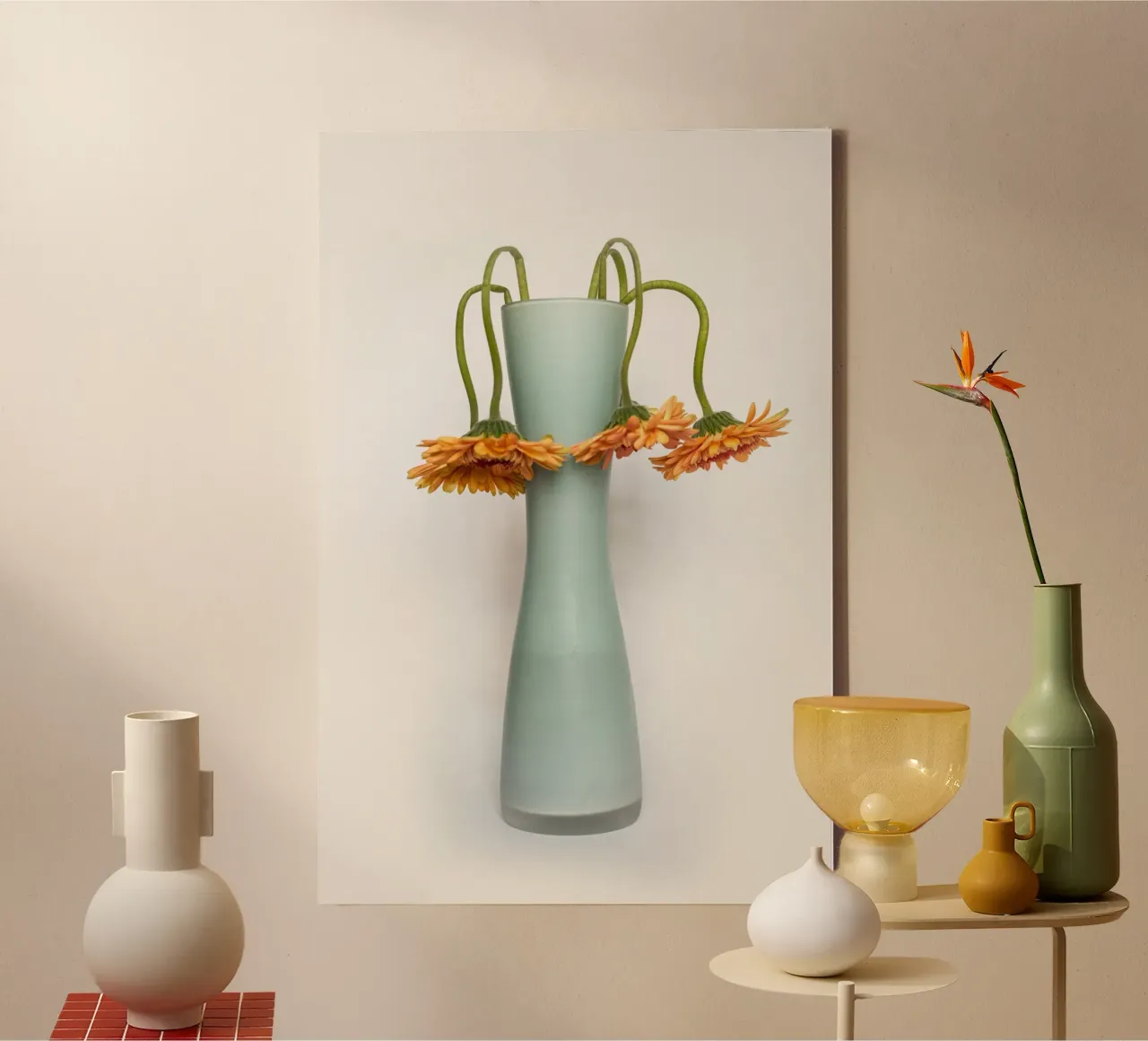 Verwelkte gerbera in een vaas tegen een witte achtergrond canvas met Baklijst van Bilderwelt - Kunst für die Wand