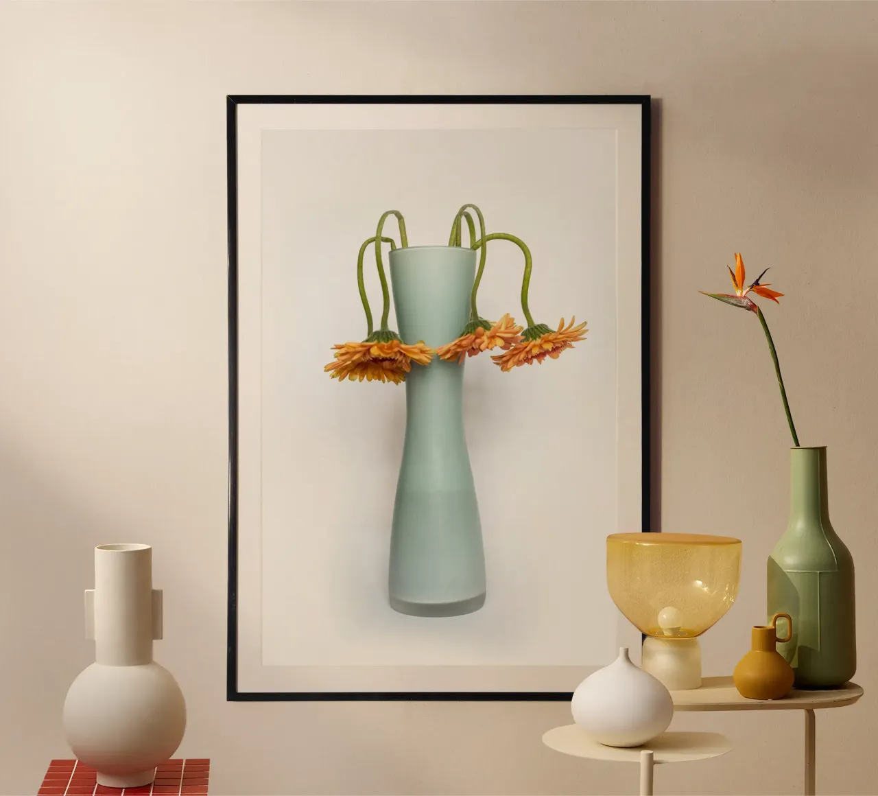 Verwelkte gerbera in een vaas tegen een witte achtergrond poster met aluminium frame van Bilderwelt - Kunst für die Wand