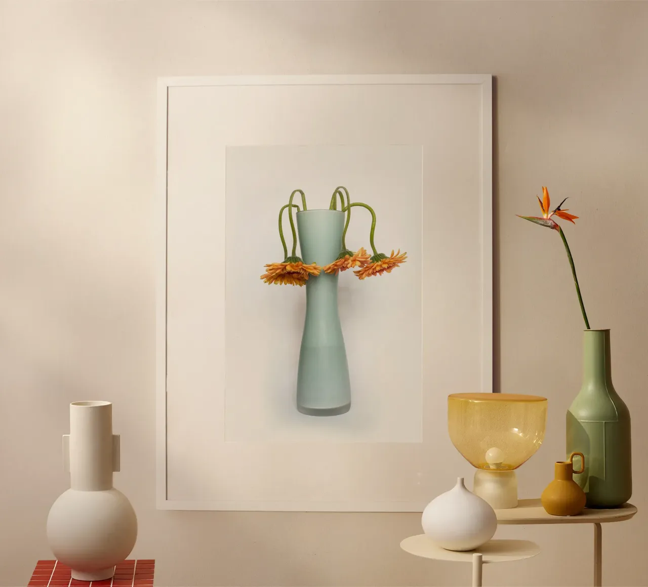 Verwelkte gerbera in een vaas tegen een witte achtergrond poster met aluminium frame van Bilderwelt - Kunst für die Wand