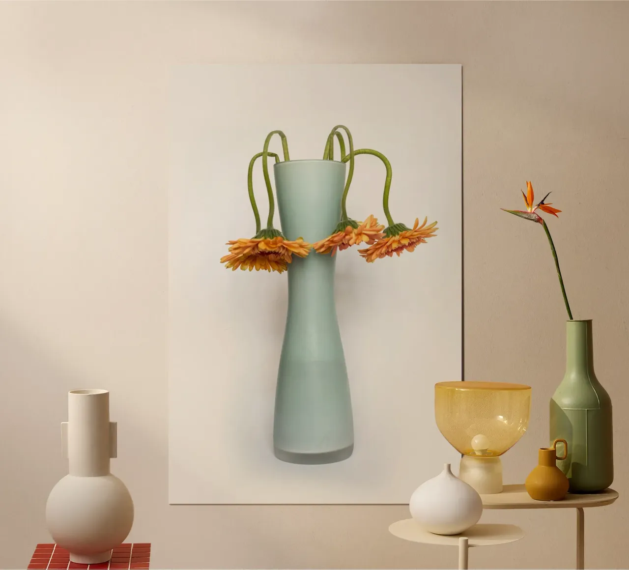 Verwelkte gerbera in een vaas tegen een witte achtergrond poster met aluminium frame van Bilderwelt - Kunst für die Wand