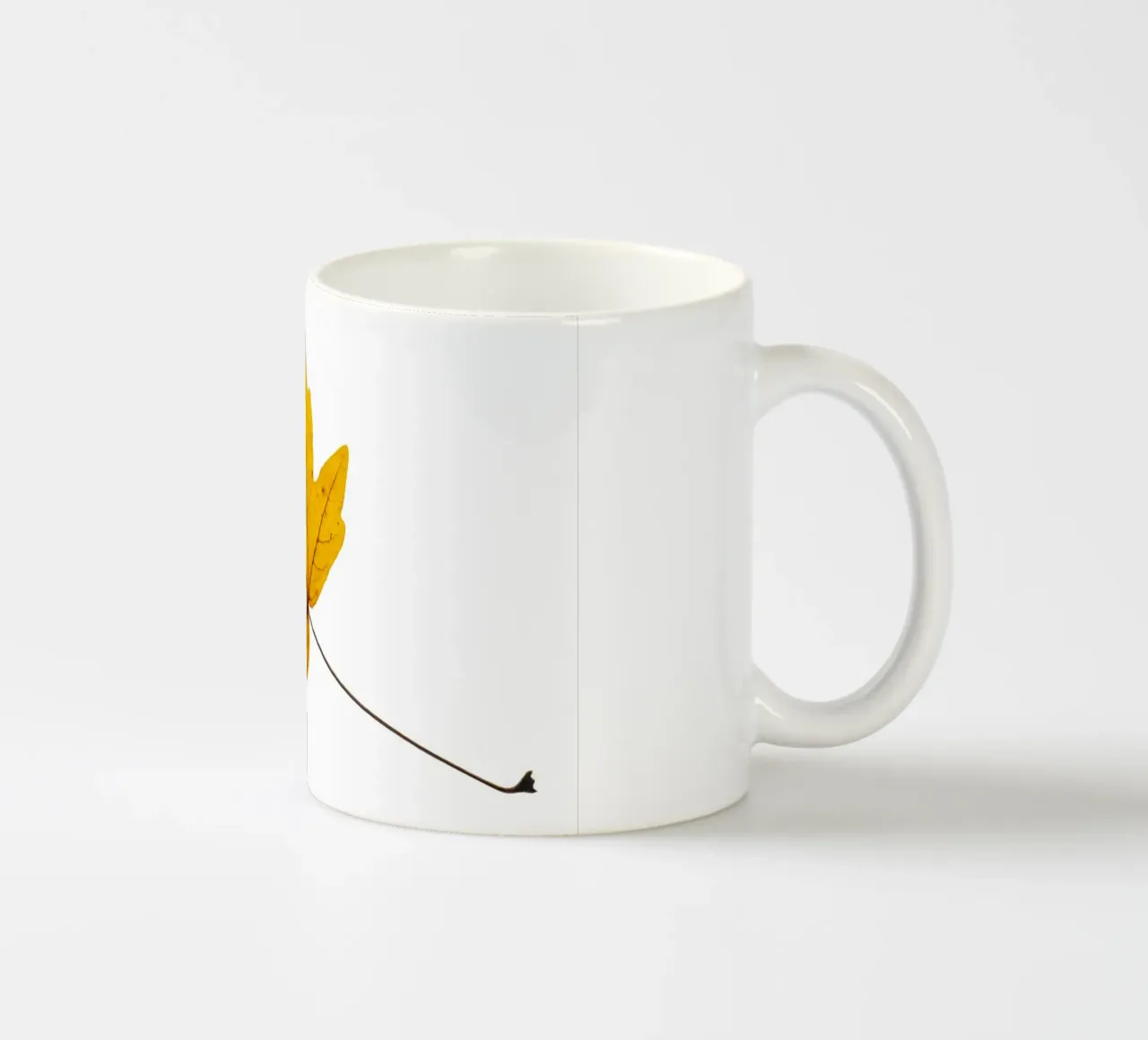 Foglia d'acero in autunno, giallo su bianco tazza in ceramica da Bilderwelt - Kunst für die Wand