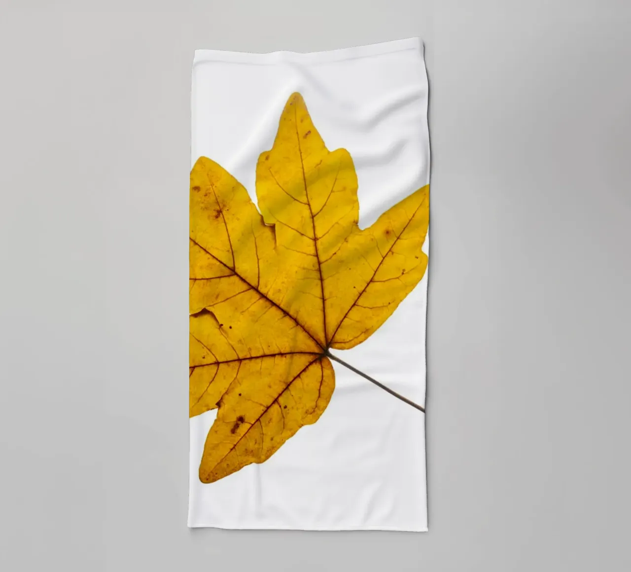 Feuille d'érable en jaune d'automne sur blanc serviette de bain de Bilderwelt - Kunst für die Wand