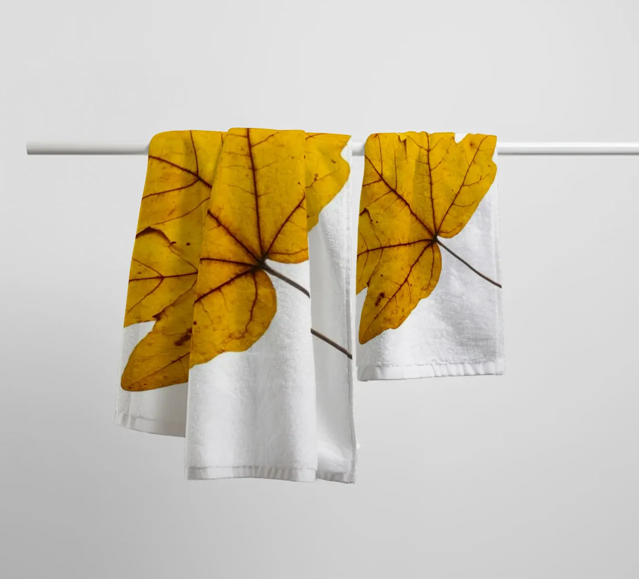 Feuille d'érable en jaune d'automne sur blanc serviette de bain de Bilderwelt - Kunst für die Wand